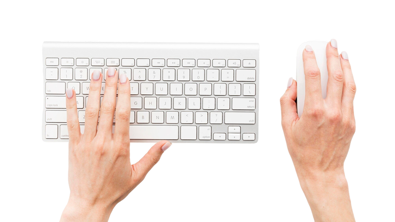 atransec-salud-persona-gestionando-pqr-en-teclado I.P.S. Atransec Salud S.A.S. - estetoscopio